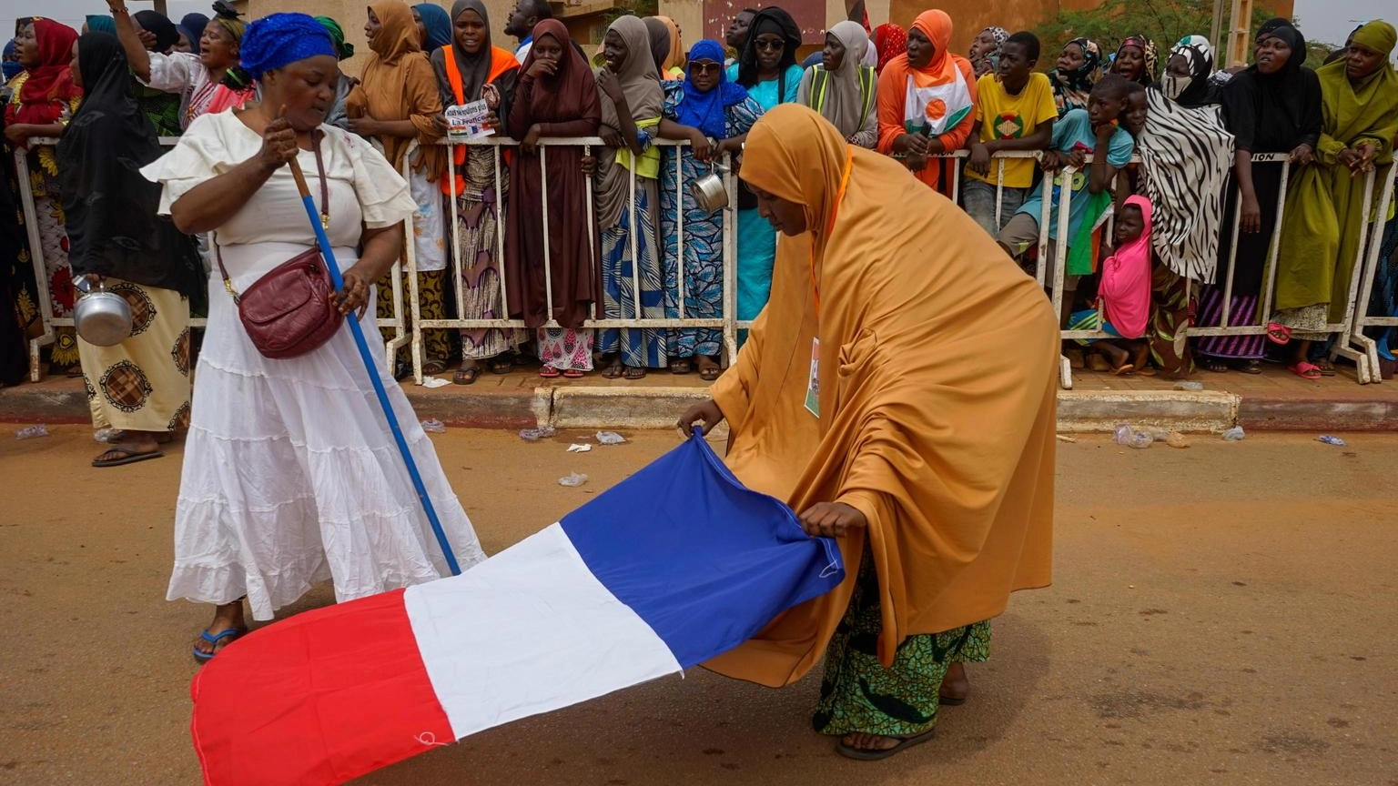 Niger, via immunità ed espulsione per ambasciatore Francia