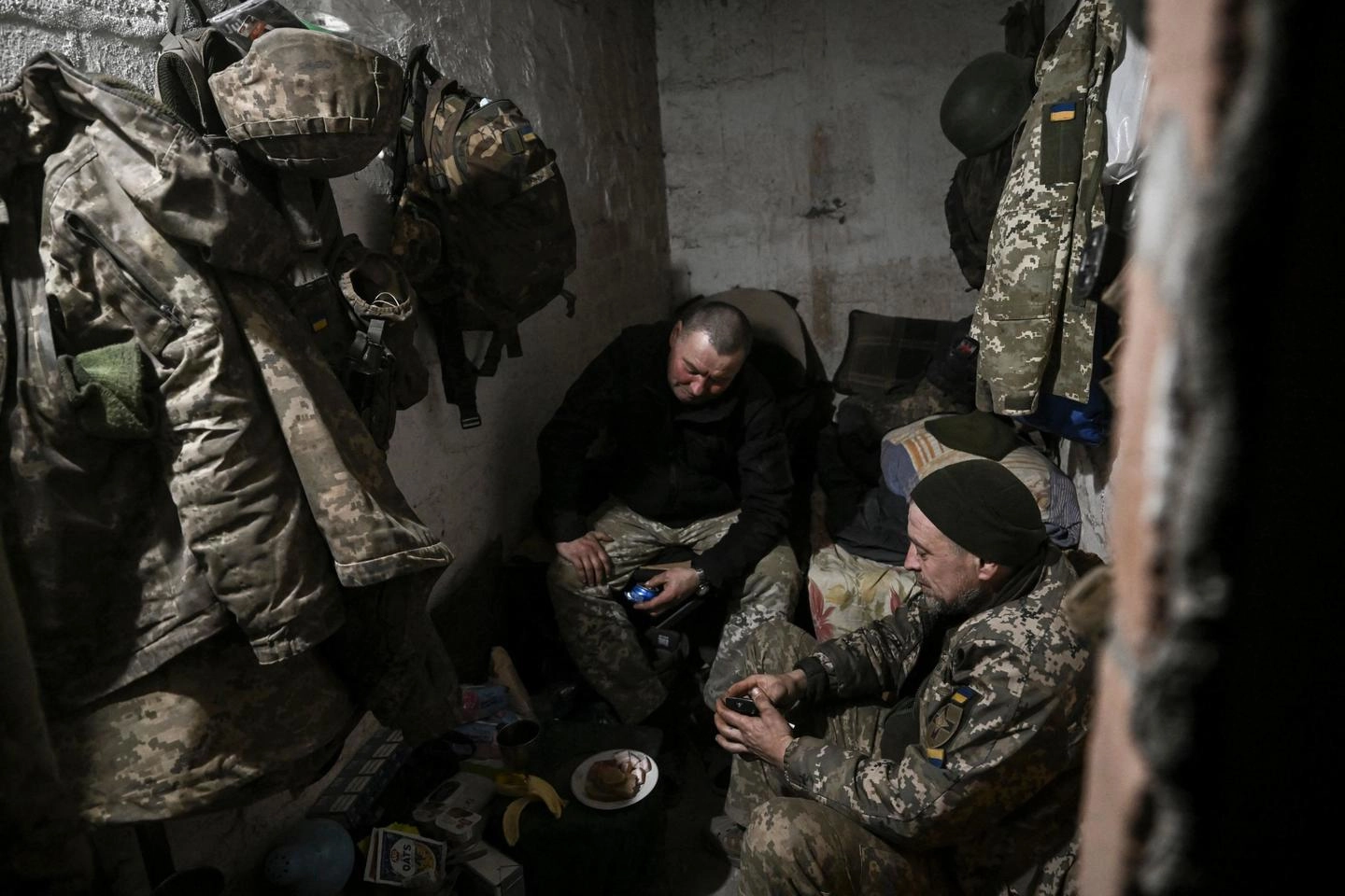 Soldati ucraini in un rifugio vicino Bakhmut (Ansa)