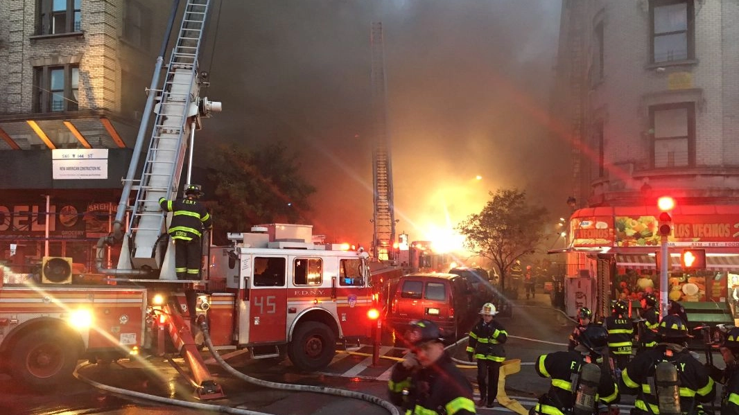 New York, incendio in un palazzo di 7 piani (da FDNY Twitter)
