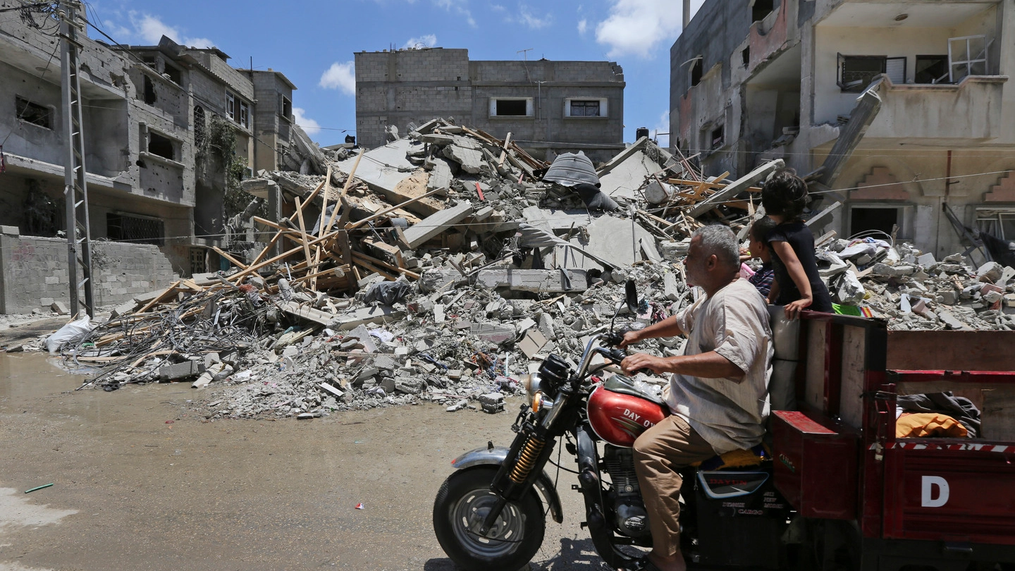 Edifici distrutti a sud di Gaza (Ap)