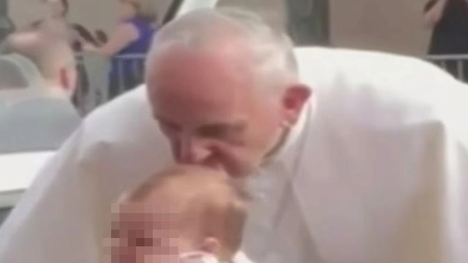 Papa Francesco bacia la piccola Gianna. Il tumore si è ridotto (da youtube)