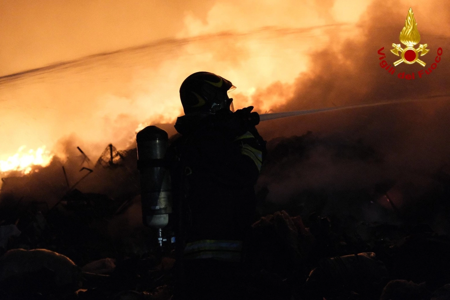 Rogo Ciampino: il lavoro notturno del squadre vigili del fuoco