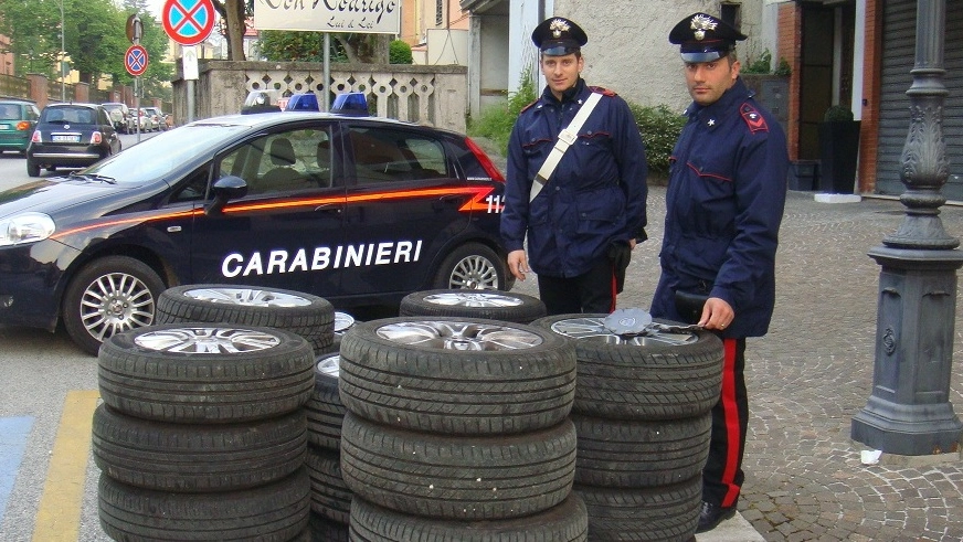 Carabinieri e pneumatici rubati (immagine d’archivio)