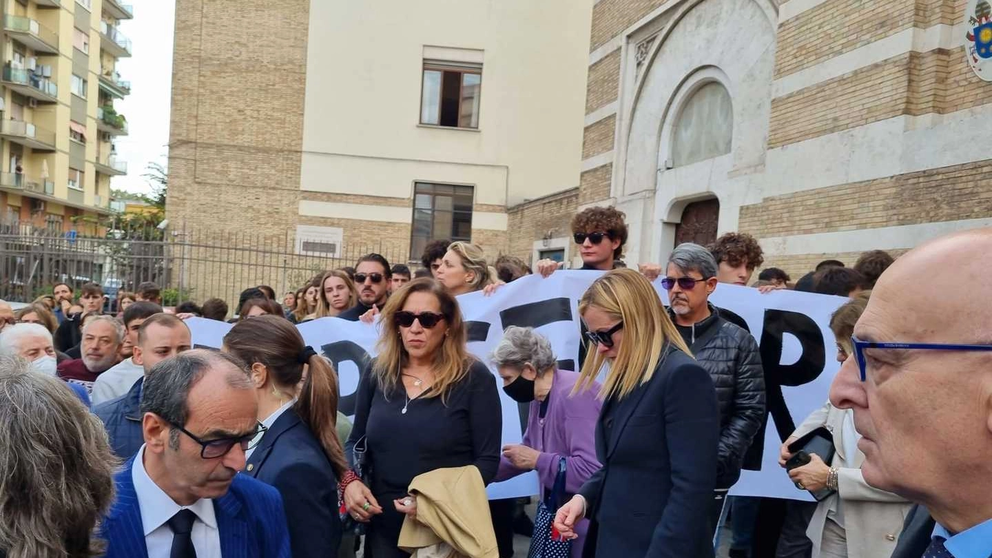 Giorgia Meloni ai funerali di Francesco Valdiserri a Testaccio, Roma (Ansa)