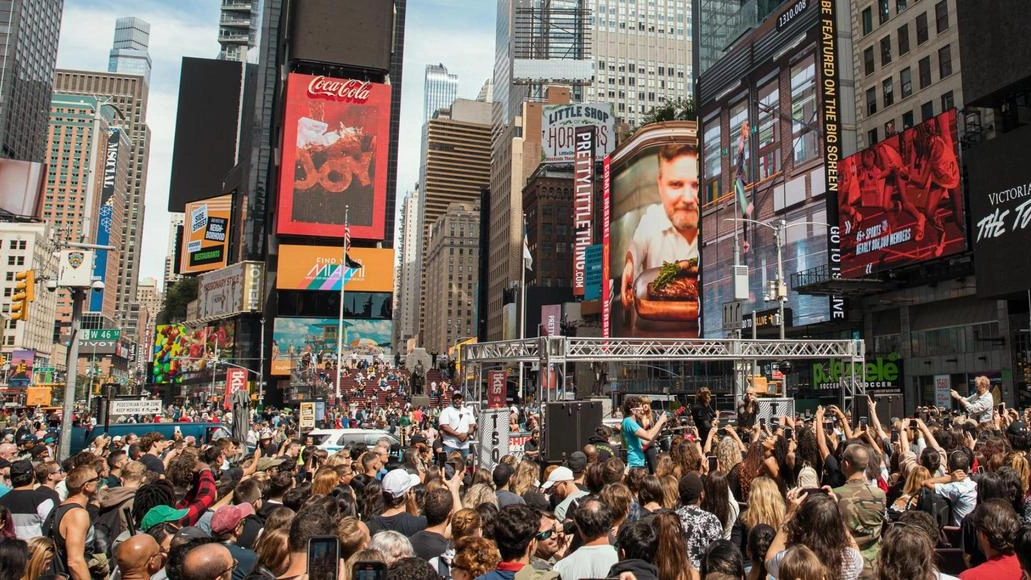 New York, scoppia il delirio a Times Square. Concerto a sorpresa dei Maneskin