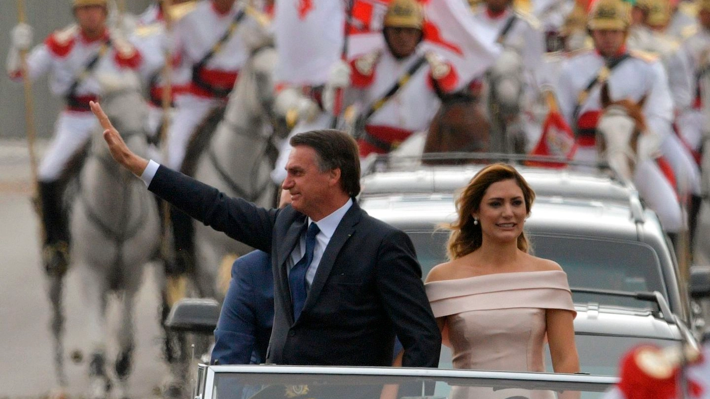 Jair e Michelle Bolsonaro in  Rolls Royce: acclamati prima dell'insediamento (Lapresse)