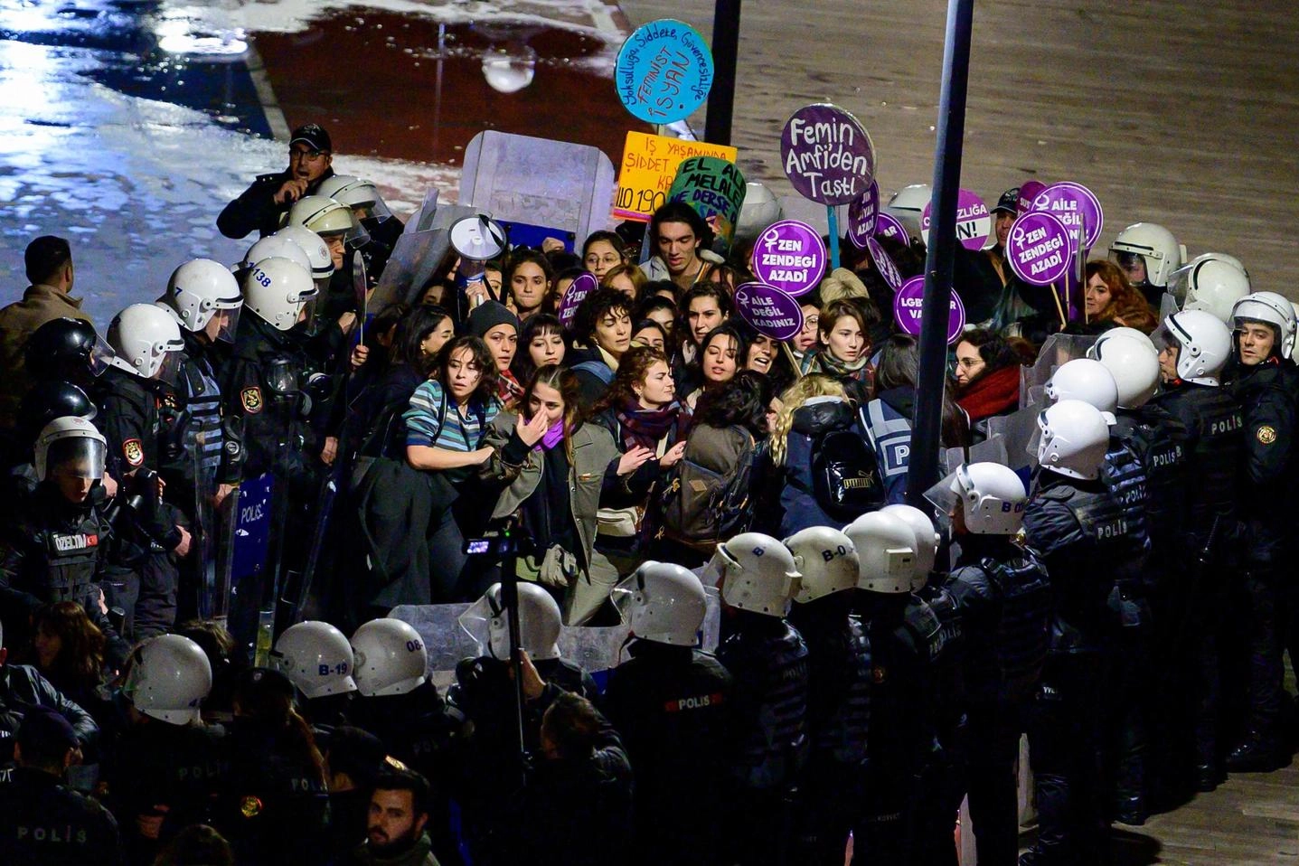 Istanbul, la polizia ferma la manifestazione femminista (Ansa)