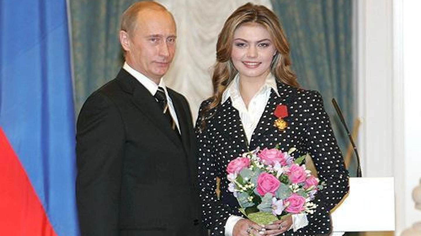 Vladimir Putin con Alina Kabaeva in una foto del 2005 (Ansa)
