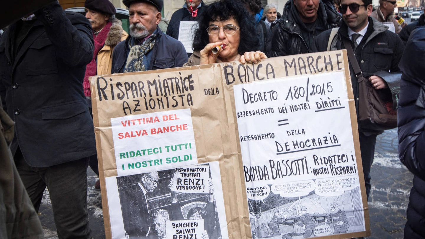 I risparmiatori di Banca Marche in protesta (Olycom)