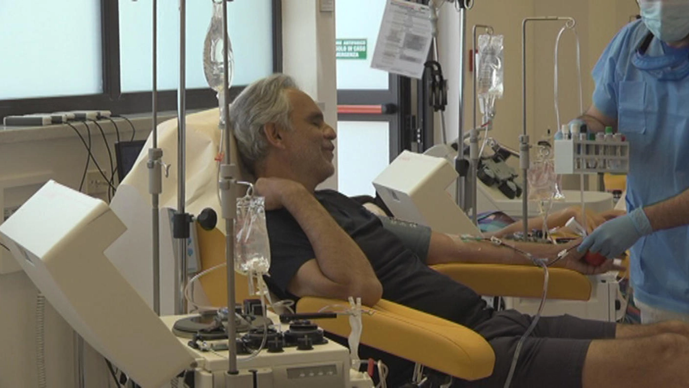 Andrea Bocelli dona il plasma all'ospedale Cisanello di Pisa