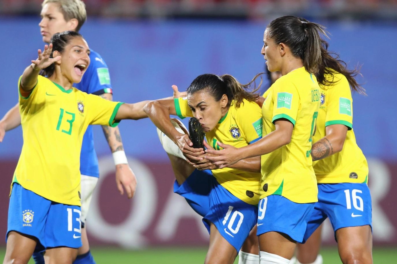 Italia-Brasile, Marta si bacia la scarpetta del gol (Ansa)