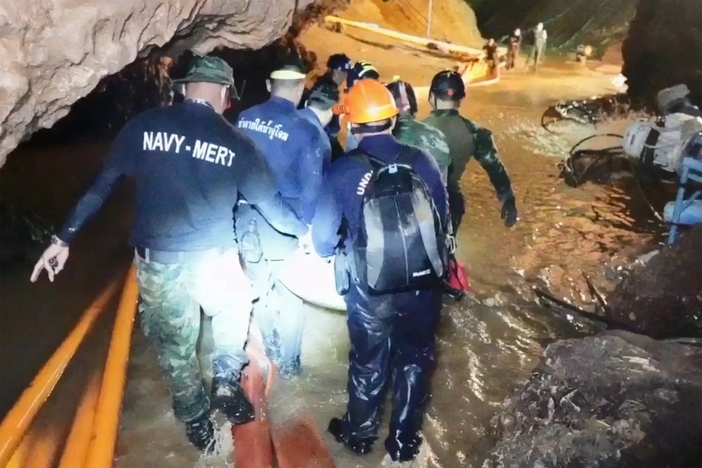 Il salvataggio dei baby calciatori bloccati in una grotta allagata in Thailandia (Afp)