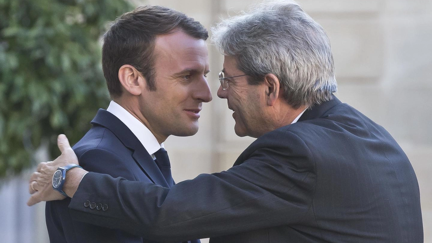 Gentiloni all'Eliseo: l'abbraccio con Macron (Ansa)