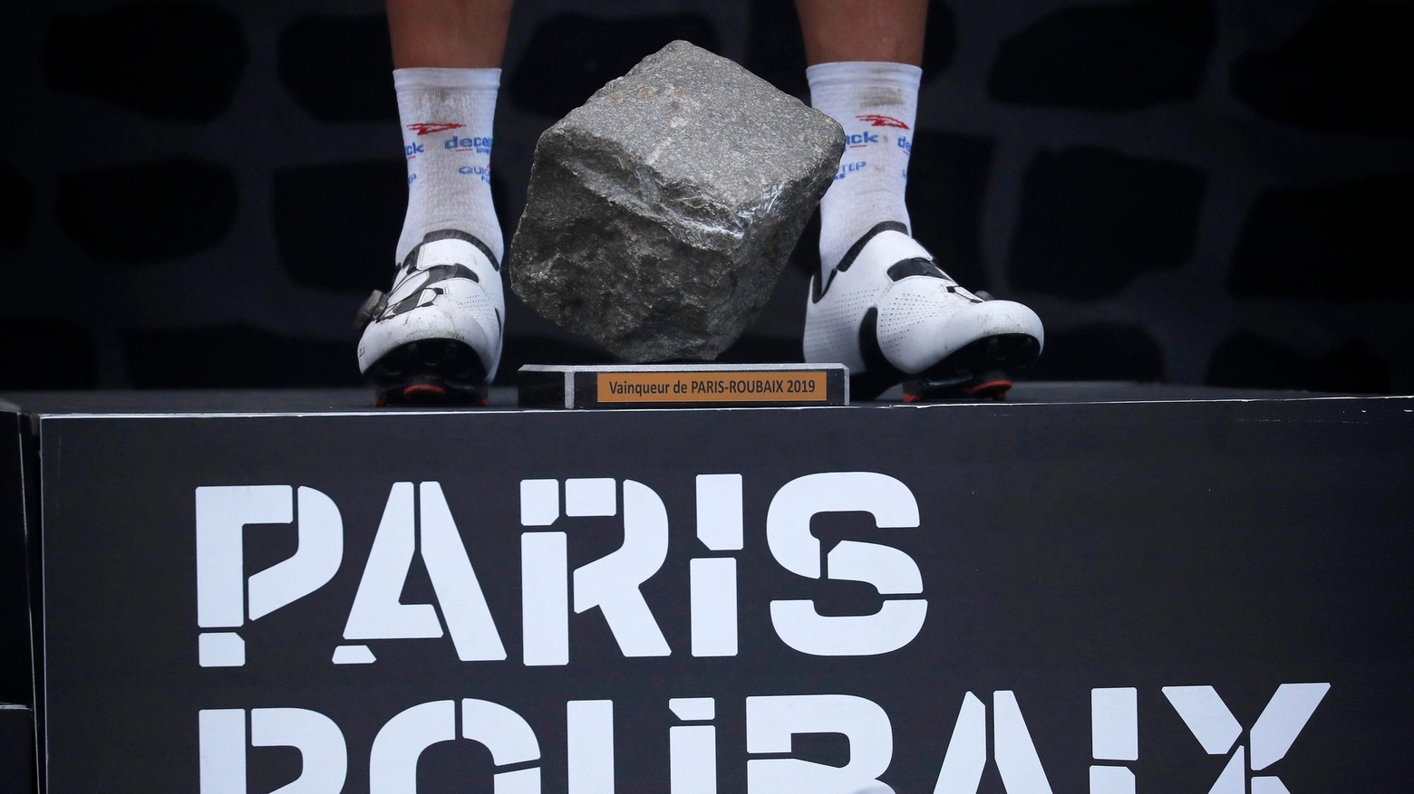Philippe Gilbert vince l'edizione della Parigi Roubaix del 2019 (Ansa)