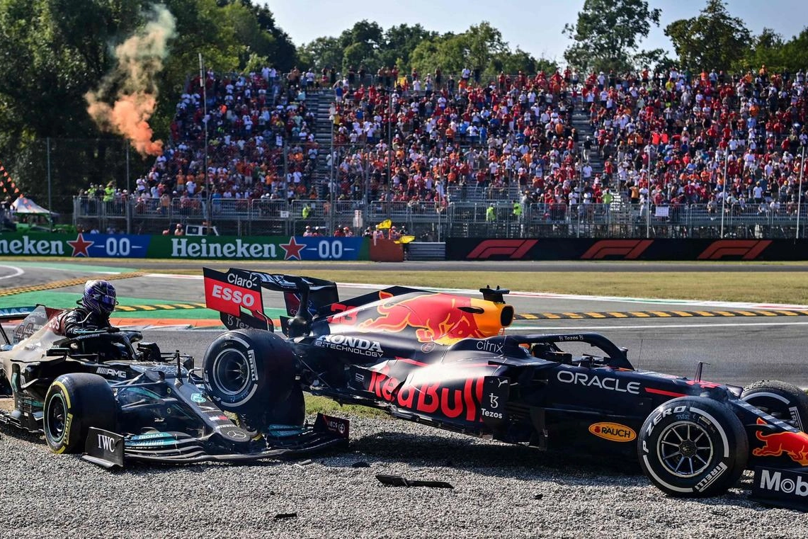 La Red Bull sopra la Mercedes dopo l'incidente (Ansa)
