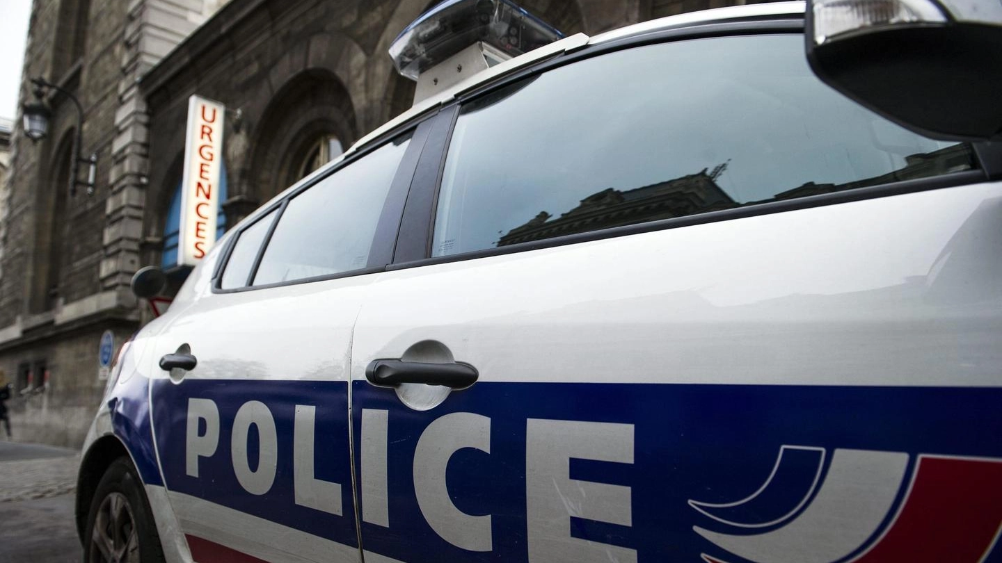 Un'auto della polizia francese a Parigi in una foto d'archivio (Ansa)