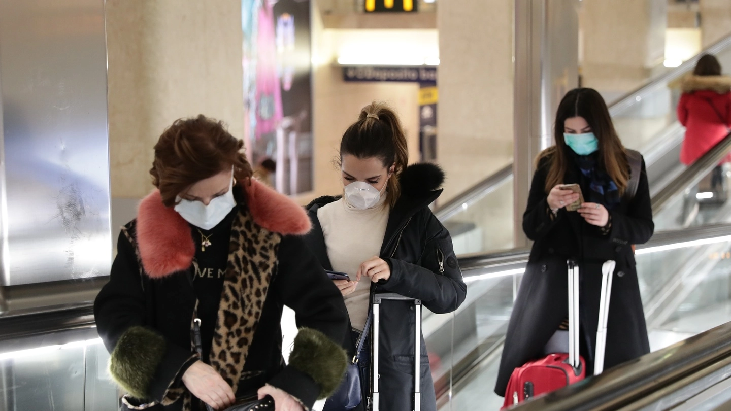 Persone con la mascherina in stazione centrale a Milano (ImagoE)