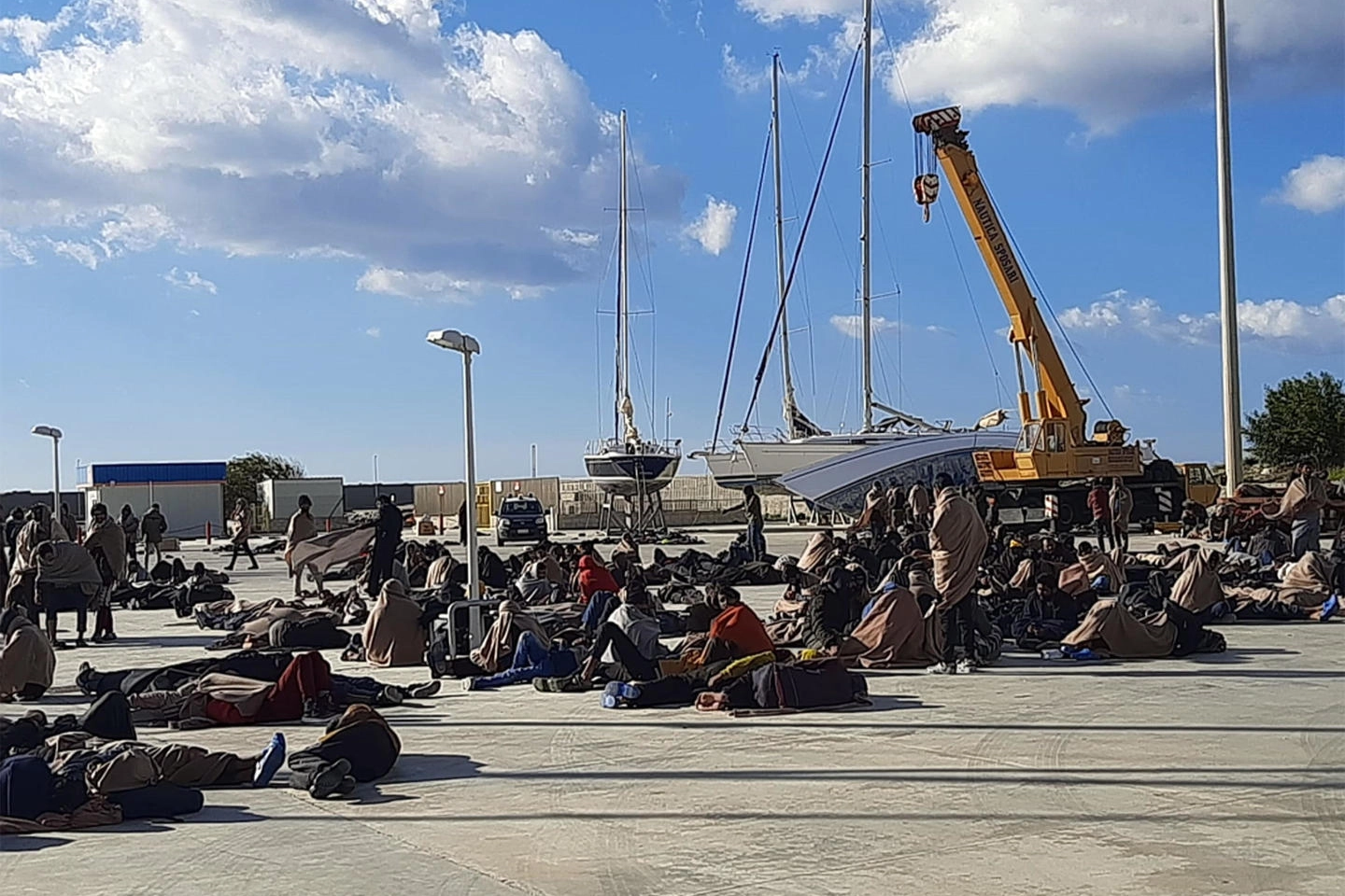 I migranti nel porto di Roccella Jonica (Ansa)