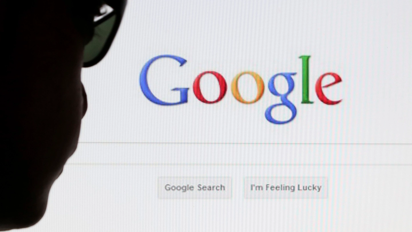 Un utente di fronte alla schermata iniziale di Google (Reuters)