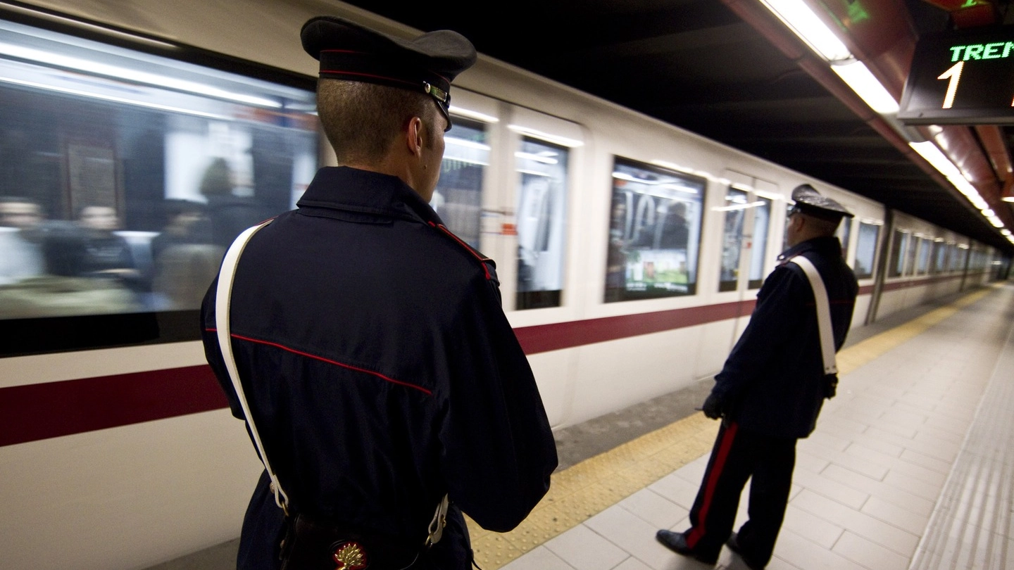Carabinieri in metro a Roma (Ansa)