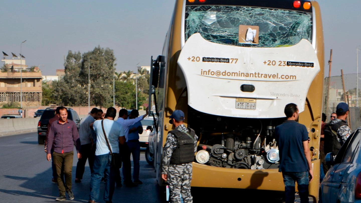 Il bus turistico colpito dall'esplosione di un ordigno a Giza (Ansa)