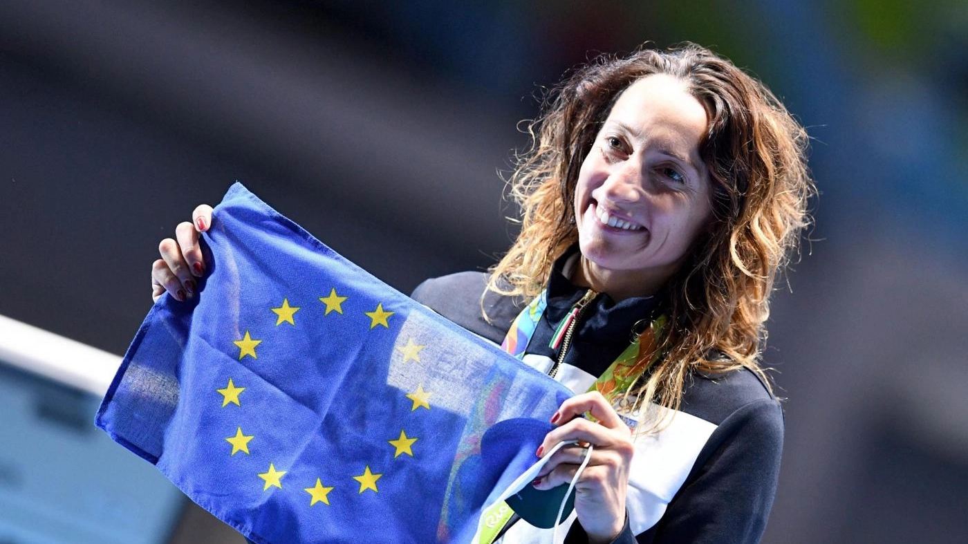 Elisa Di Francisca sul podio mostra la bandiera europea