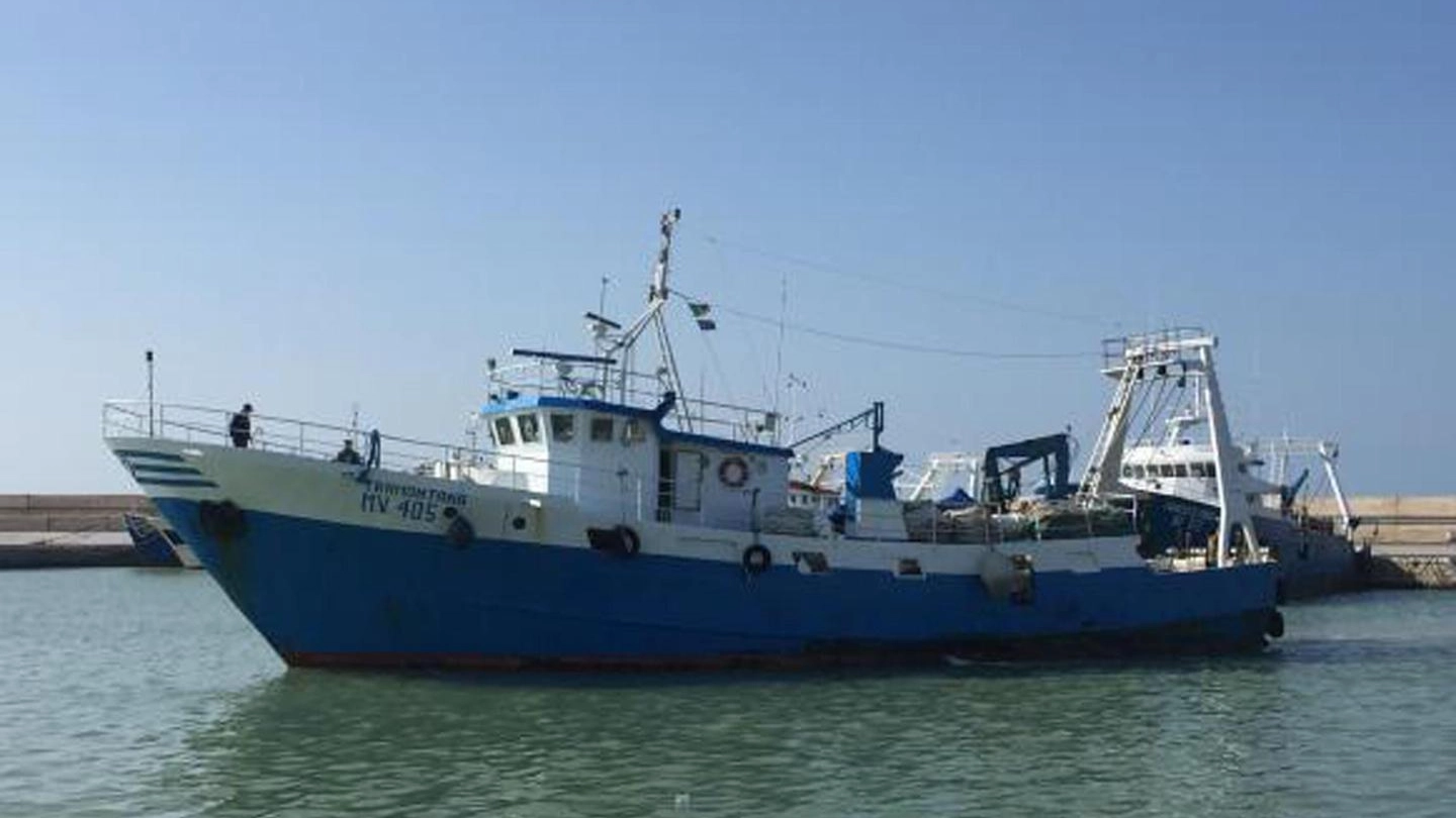Il peschereccio Tramontana, sequestrato dalla guardia costiera libica (Ansa)