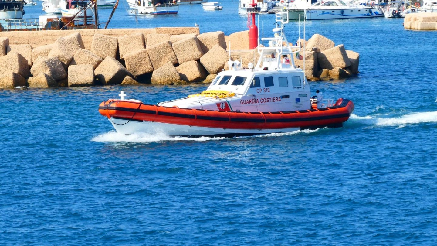 Una motovedetta della Guardia Costiera (Ansa)