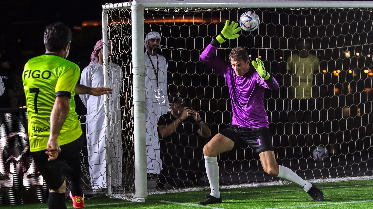 Jens Lehmann in porta durante un match esibizione negli Emirati Arabi (Ansa)