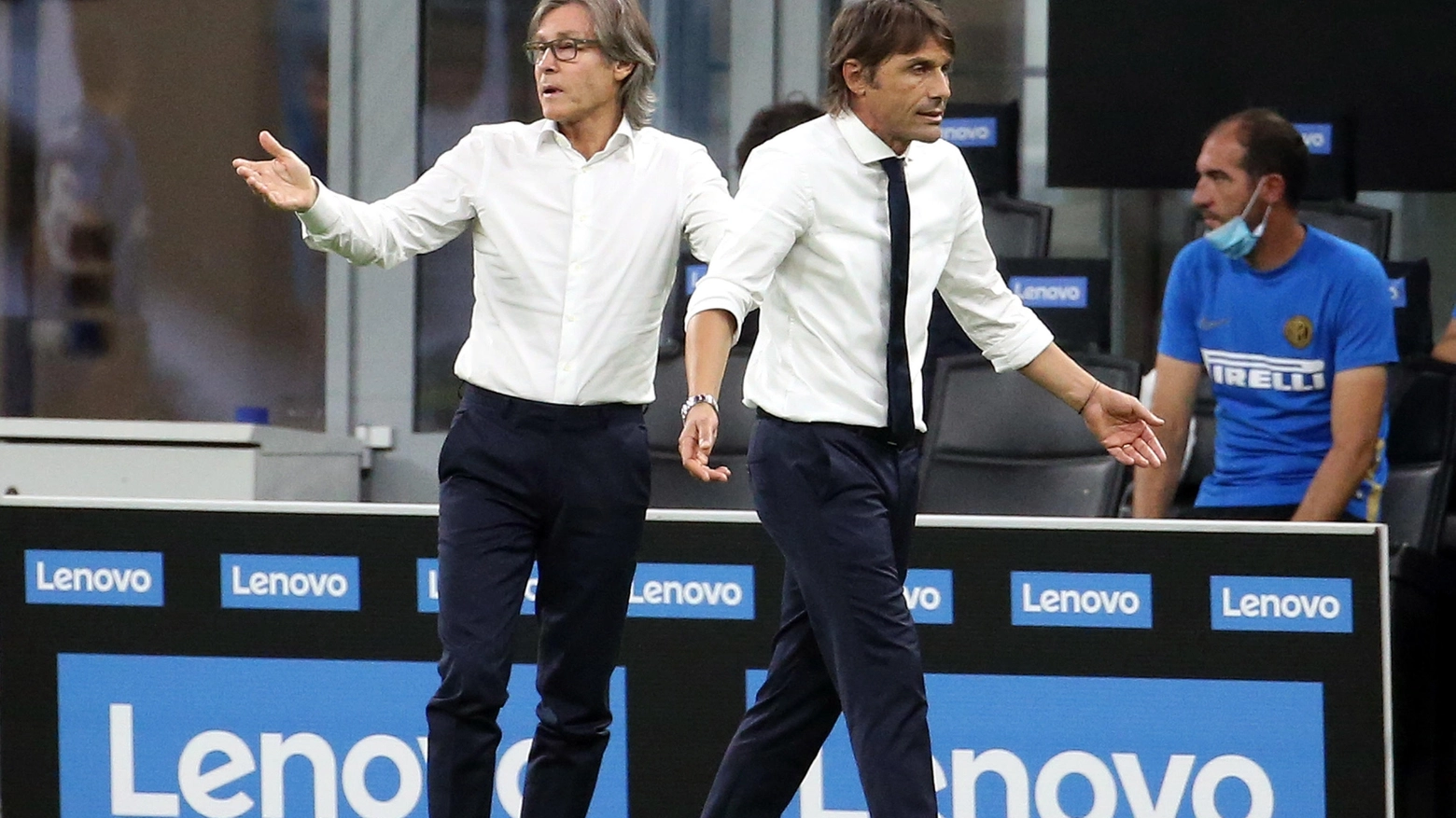 Il tecnico dell'Inter Antonio Conte insieme a Lele Oriali (Ansa)