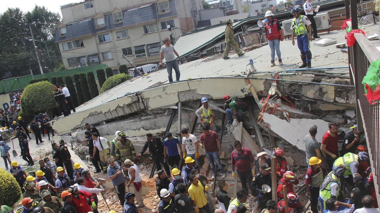 Terremoto a Città del Messico, le immagini della scuola Rebsamen collassata (Ansa)