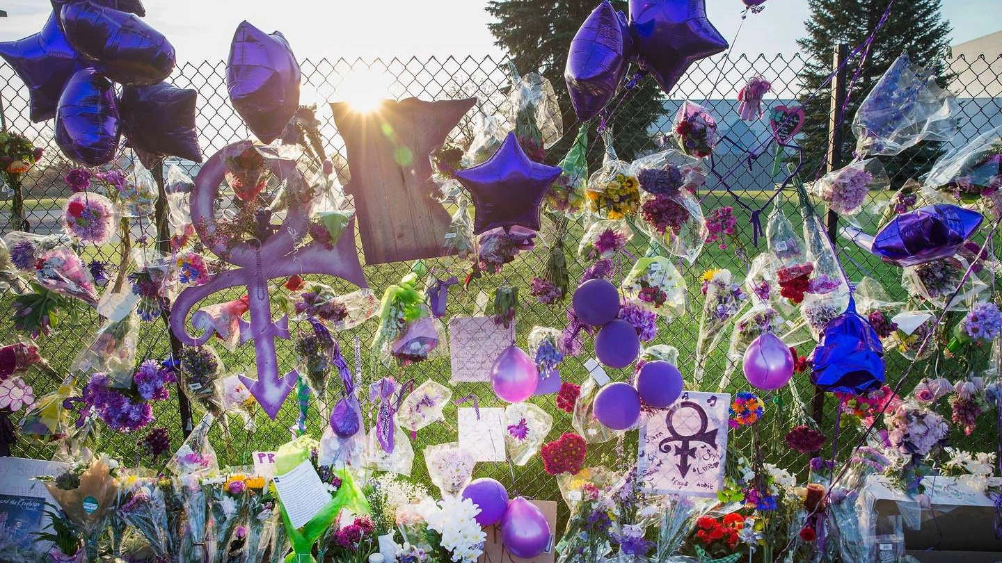 Il ricordo dei fan al Paisley Park, dove Prince è morto (AFP)