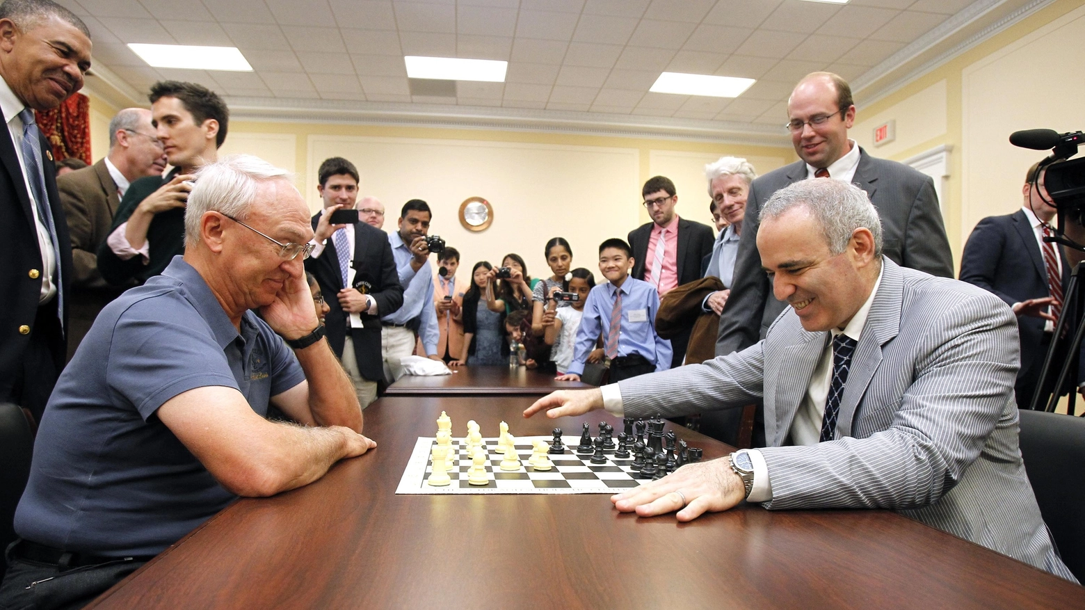  Garry Kasparov, a destra, davanti alla scacchiera (Lapresse)