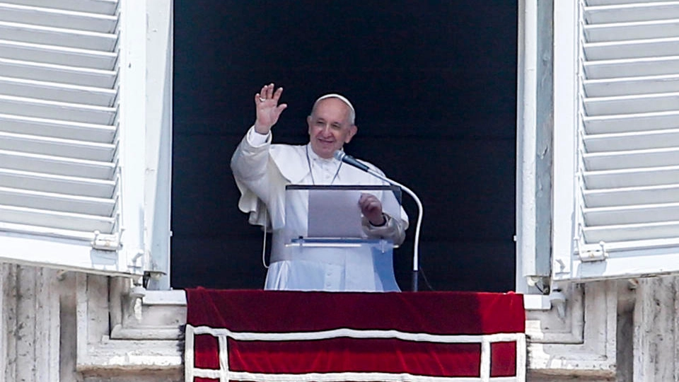 Papa Francesco in piazza San Pietro durante l'Angelus del 4 luglio (Ansa)