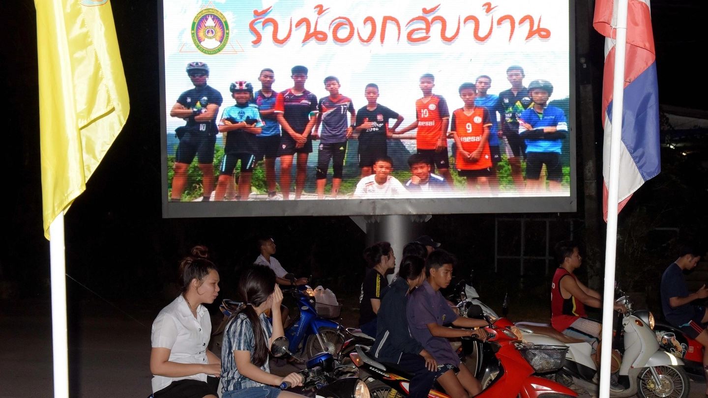 I bambini salvati in Thailandia su un maxischermo (Afp)