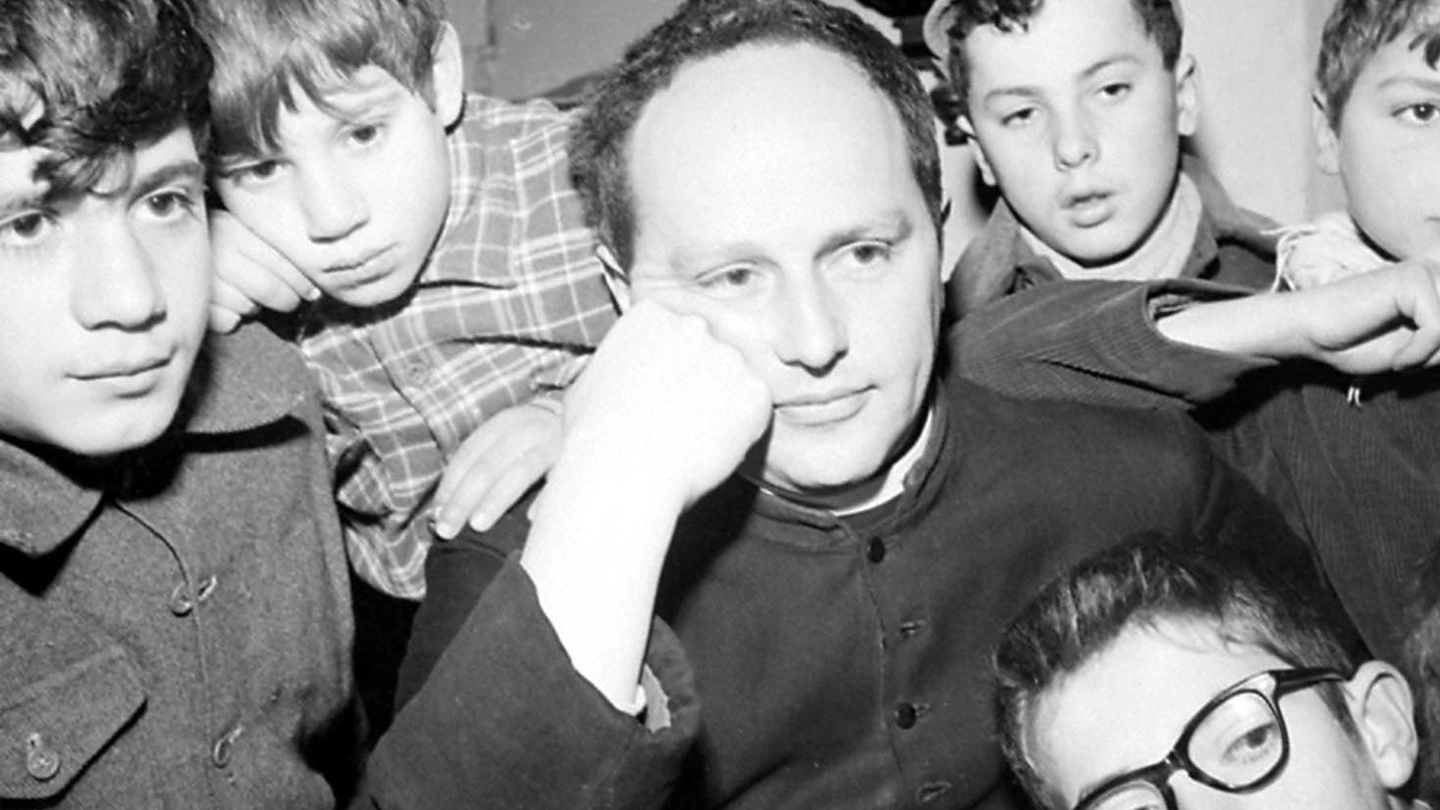 Don Lorenzo Milani (Firenze, 27 maggio 1923 – Firenze, 26 giugno 1967), con i suoi ragazzi alla scuola di Barbiana