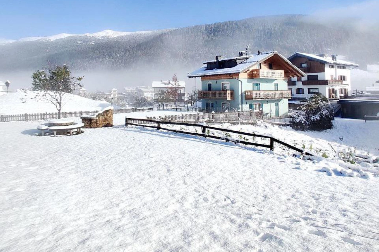 Prima neve sulle località sciistiche delle Dolomiti bellunesi, il 5 novembre (Ansa)