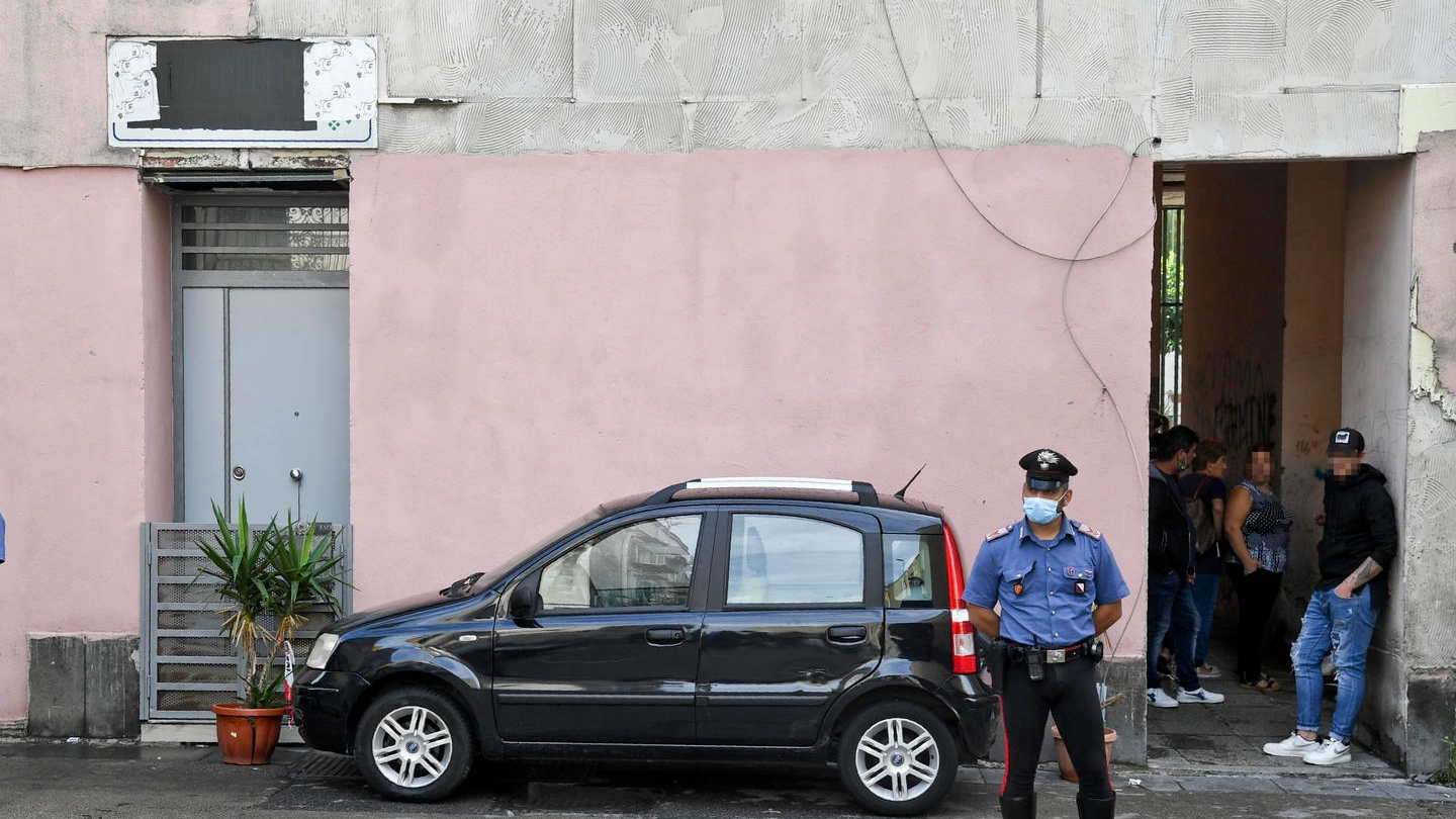 Carabinieri sul luogo dell'ultimo omicidio avvenuto nel quartiere Ponticelli