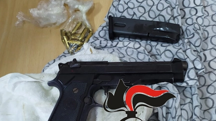 Una pistola sequestrata dai carabinieri di Napoli