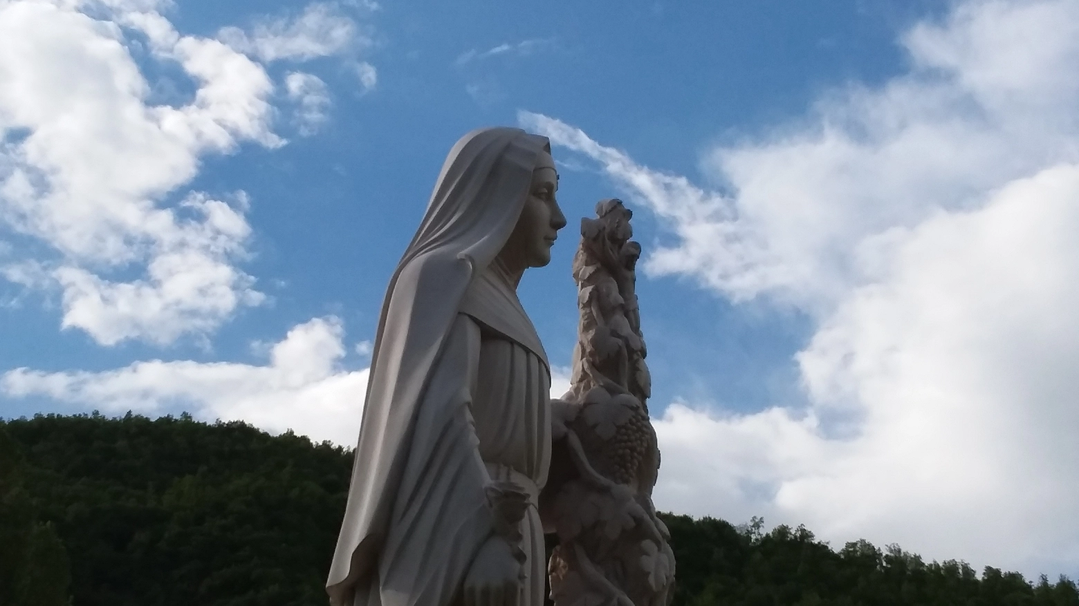 La statua di Santa Rita alle porte di Cascia