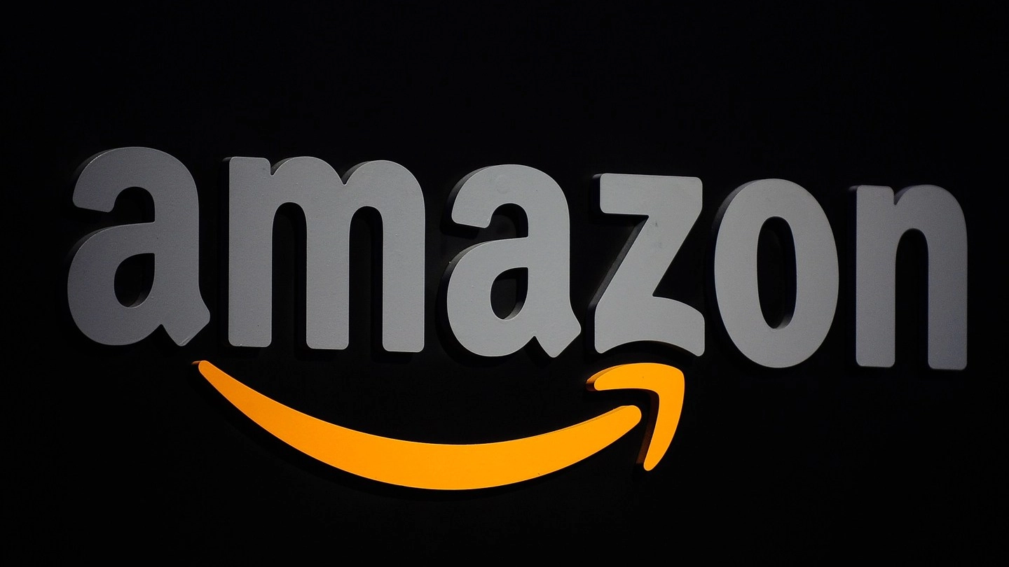 Il logo di Amazon (Afp)