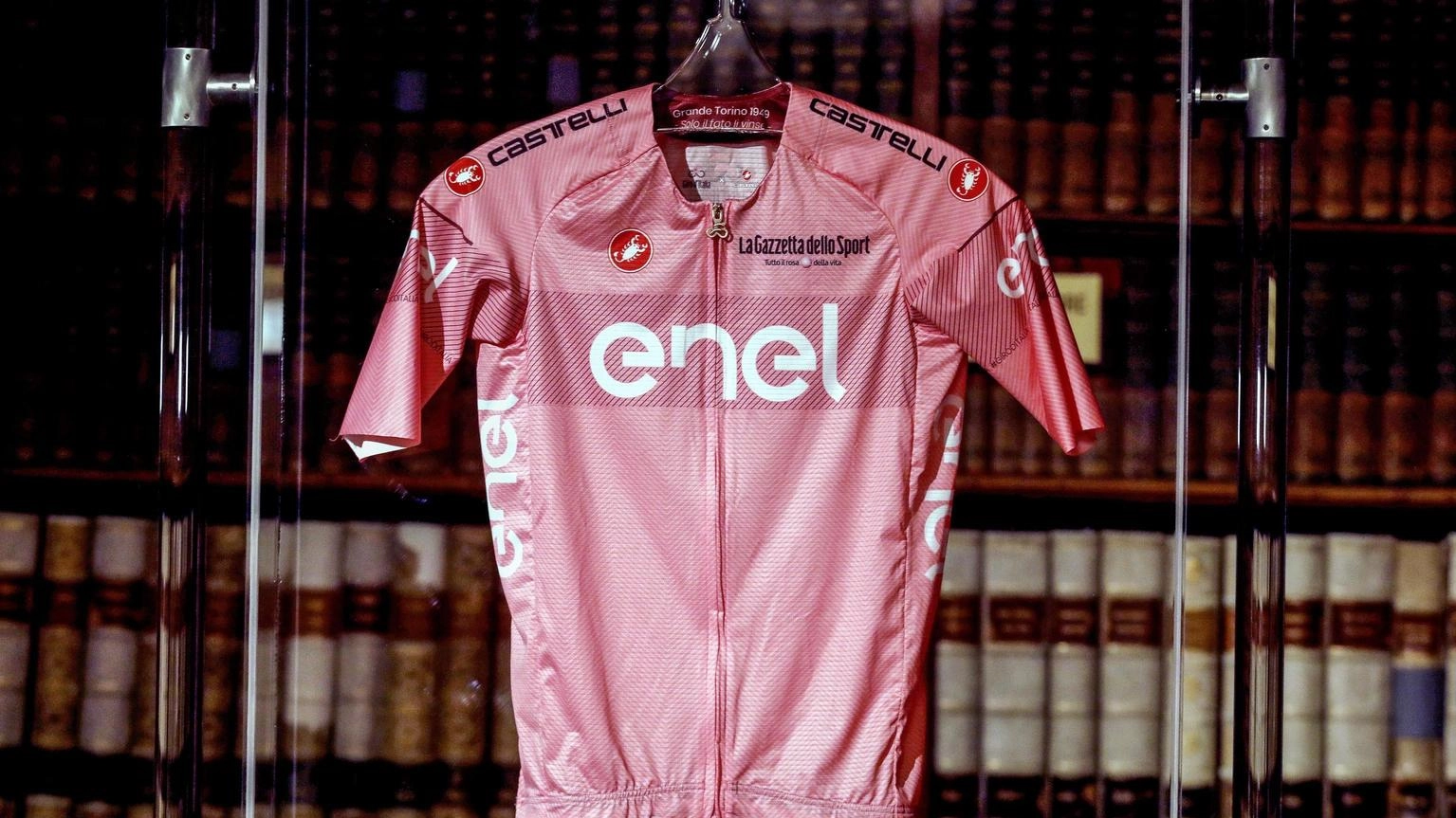Giro: presentata a Milano la maglia rosa 2024