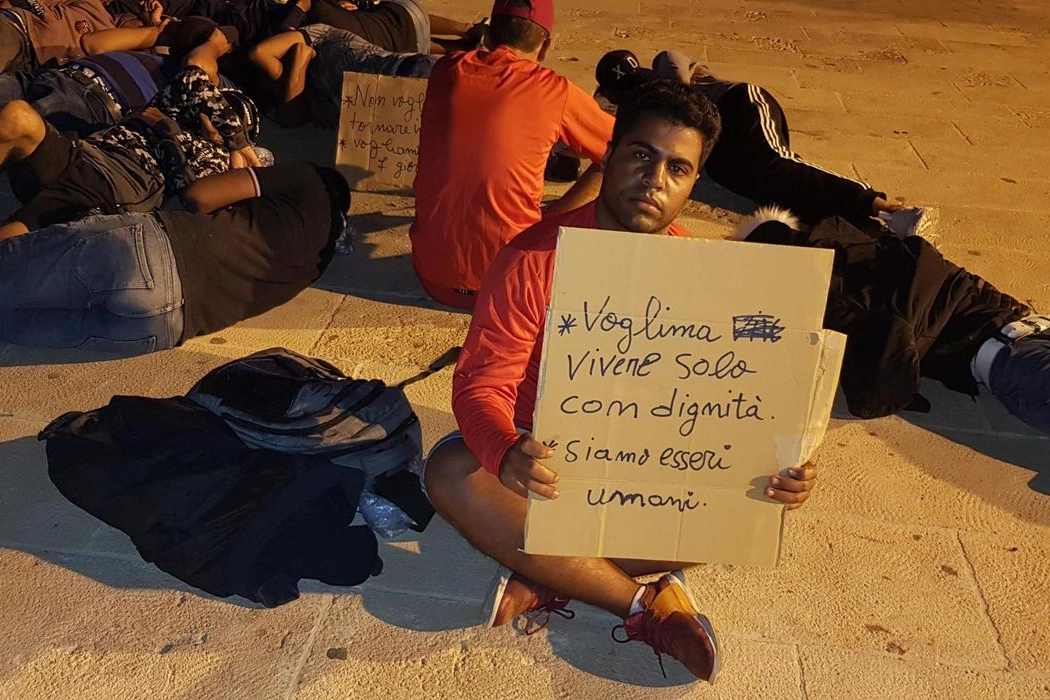 Lampedusa, il sit-on di protesta dei tunisini (Ansa)