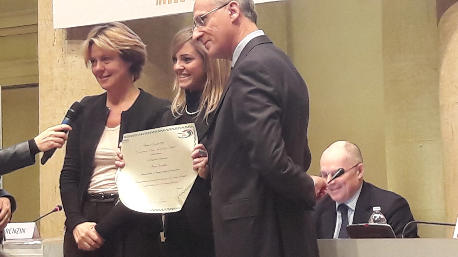 Il ministro Lorenzin, la vincitrice Barchetta e direttore della 'Fondazione Lilly' Vasta