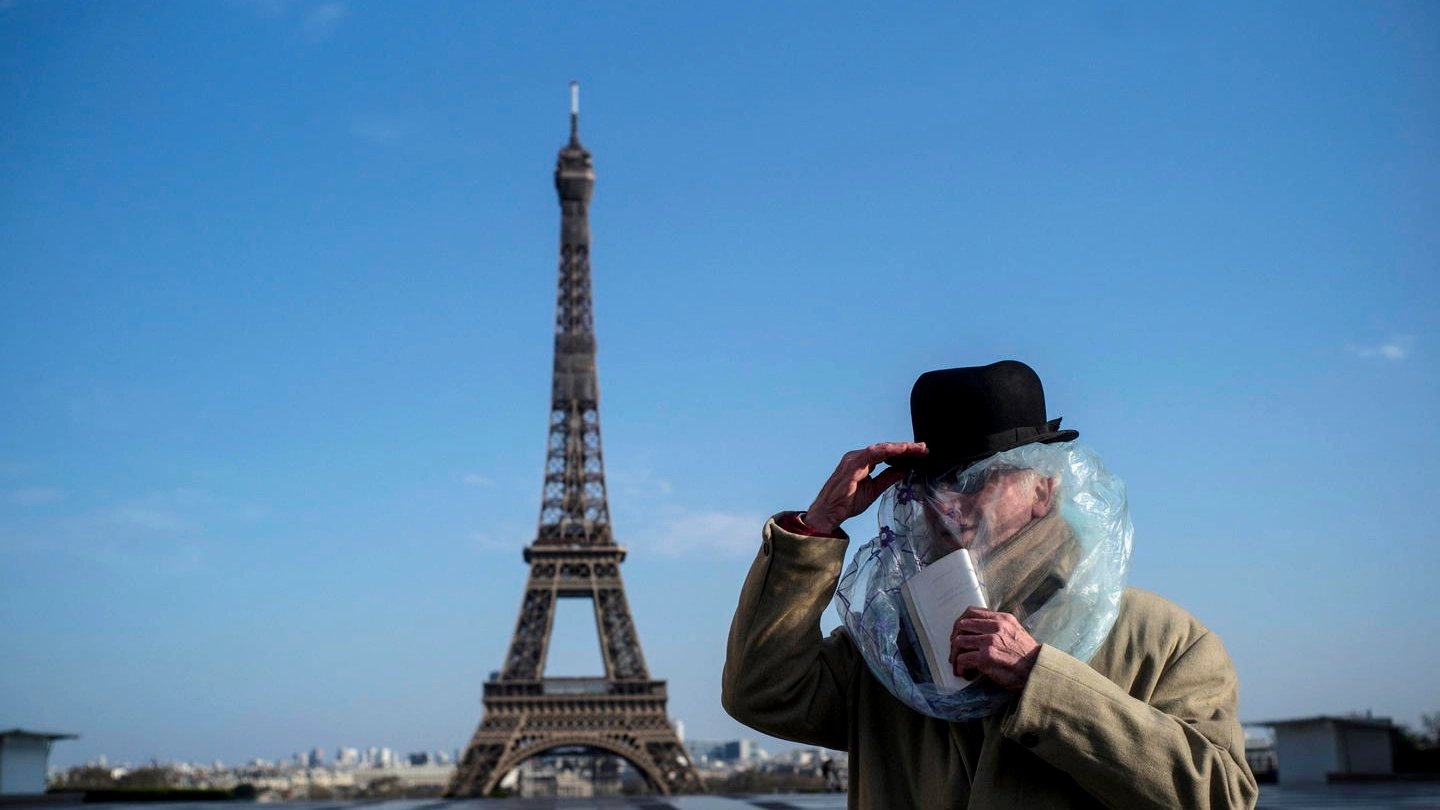 Parigi, un uomo si copre con una busta di plastica (Ansa)