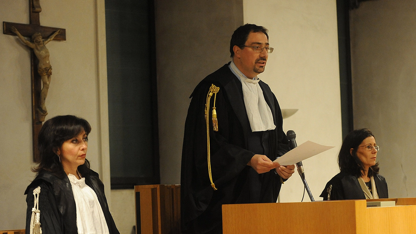 Il giudice Daniele Cenci durante la lettura della sentenza (Crocchioni)