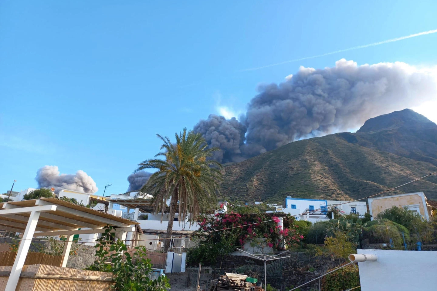 Stromboli, l'eruzione vista da Ginostra (Ansa)