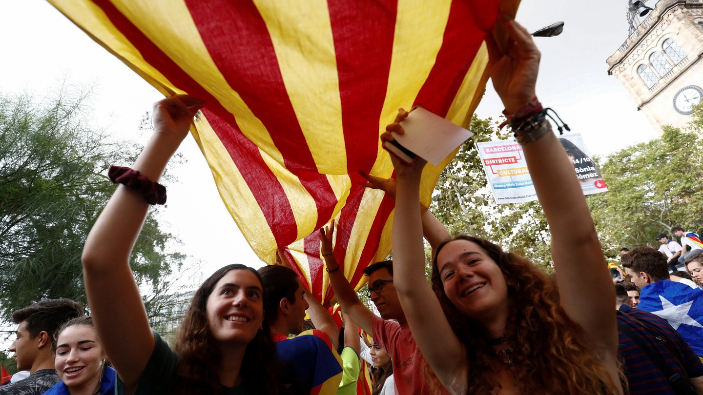 Catalogna, studenti in piazza per il referendum (Lapresse)