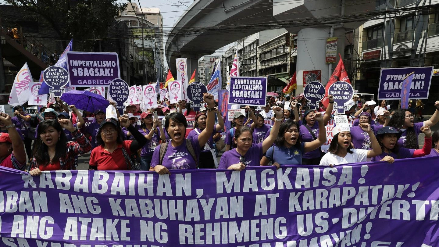 Donne in piazza contro Duterte (Ansa)