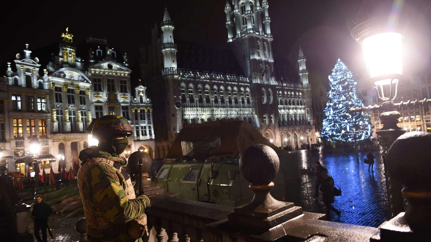 Un soldato a Grand Place di Bruxelles (AFP)